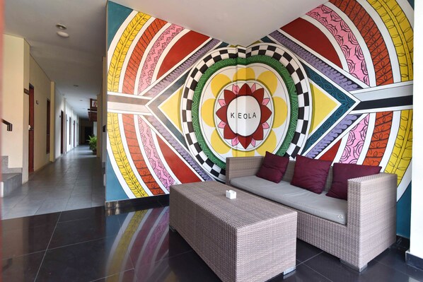 Lobby sitting area - RedDoorz near Legian Street (Kuta)