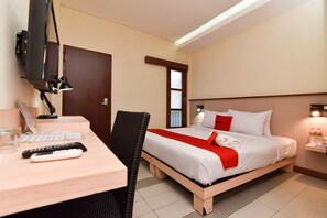 Desk, soundproofing, free WiFi - RedDoorz near Legian Street (Kuta)