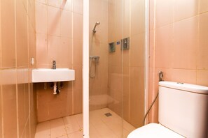 Doppelzimmer | Badezimmer | Dusche, kostenlose Toilettenartikel, Handtücher