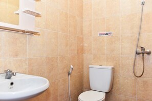Shower, free toiletries, towels