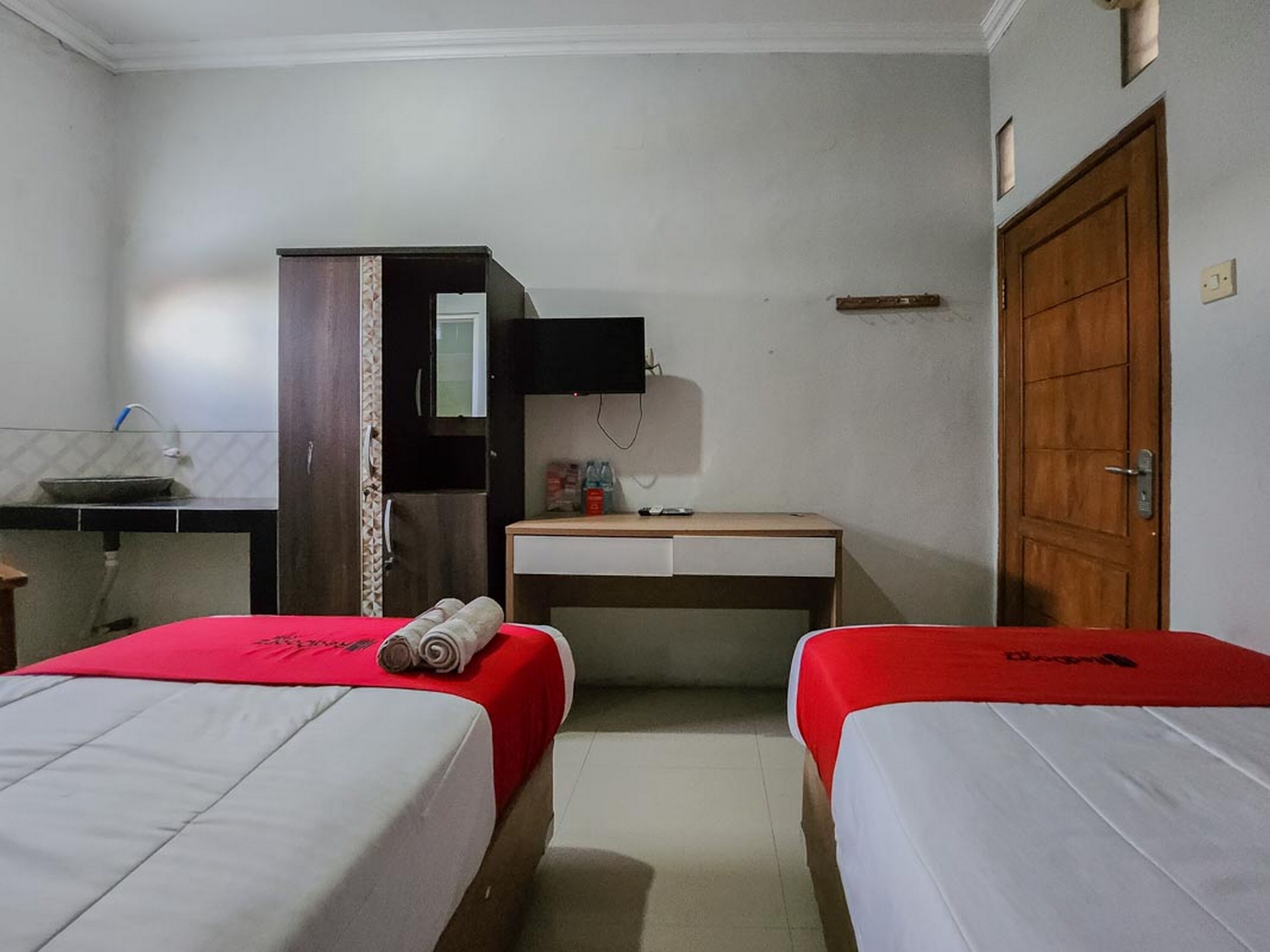 twin room | bathroom | shower, free toiletries, towels