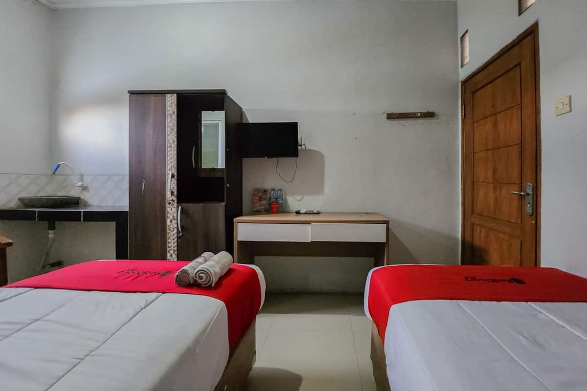 twin room | bathroom | shower, free toiletries, towels