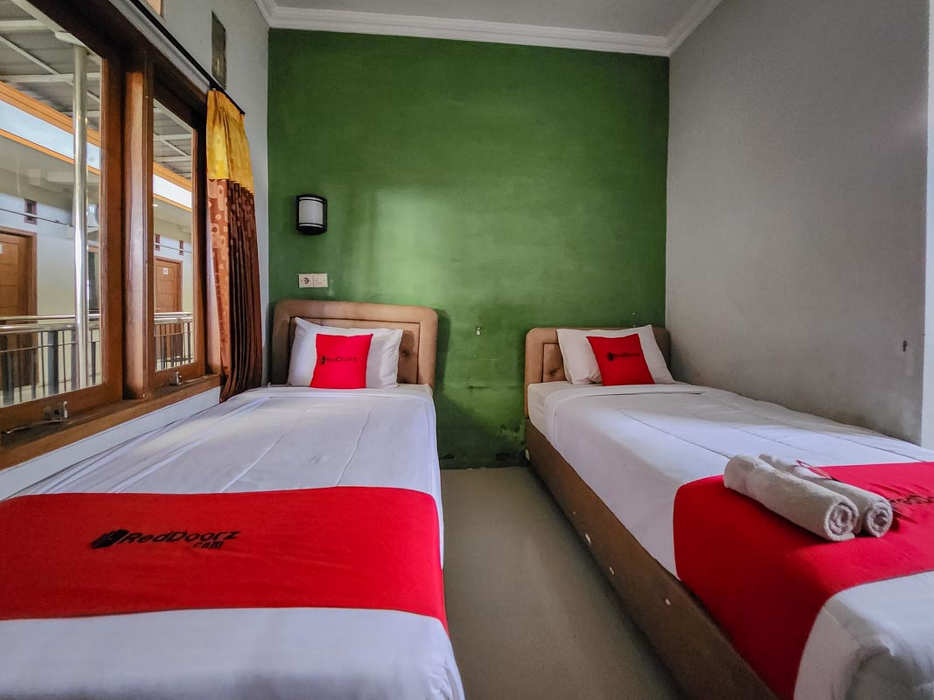 twin room | bathroom | shower, free toiletries, towels