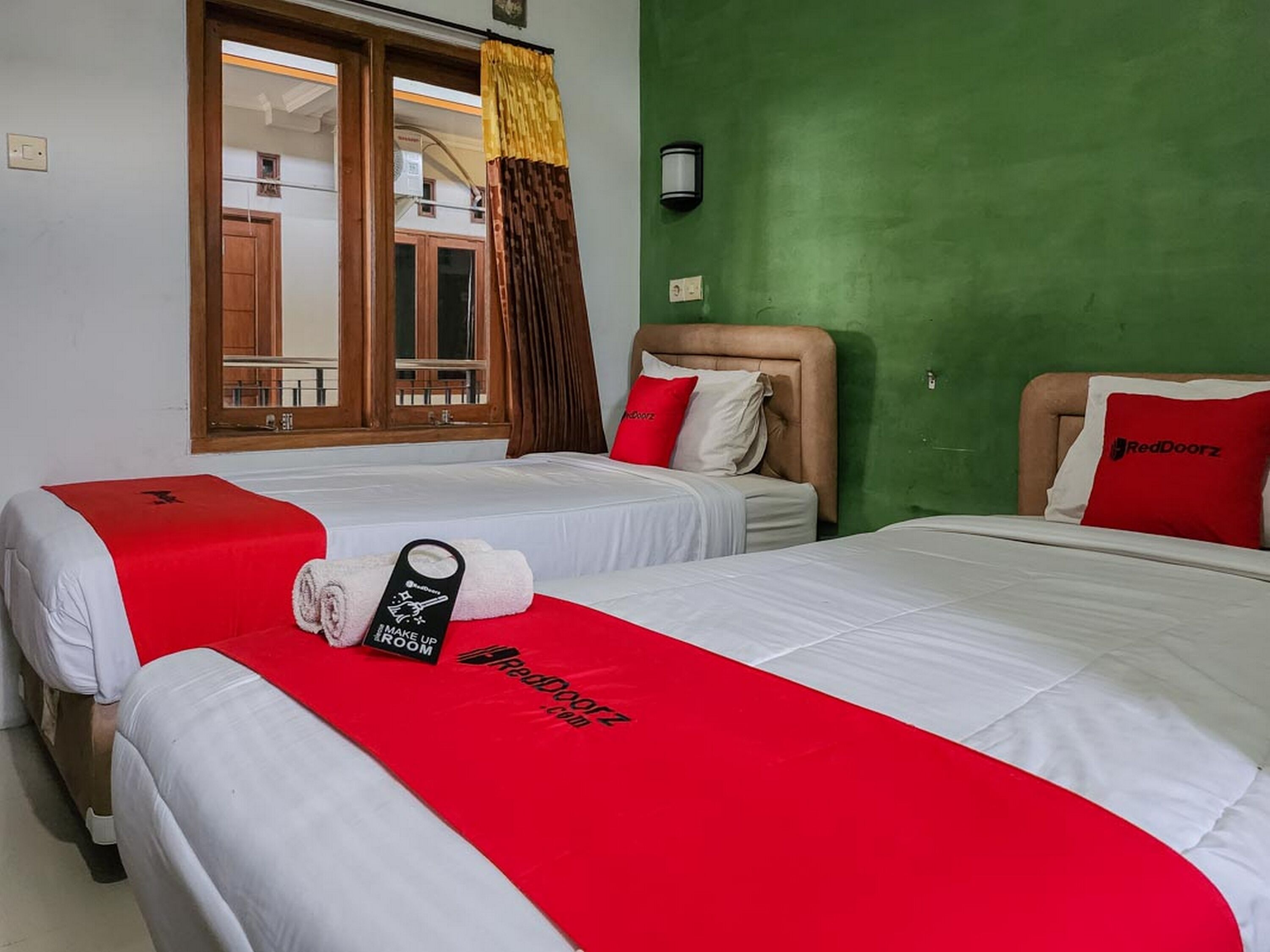 twin room | bathroom | shower, free toiletries, towels