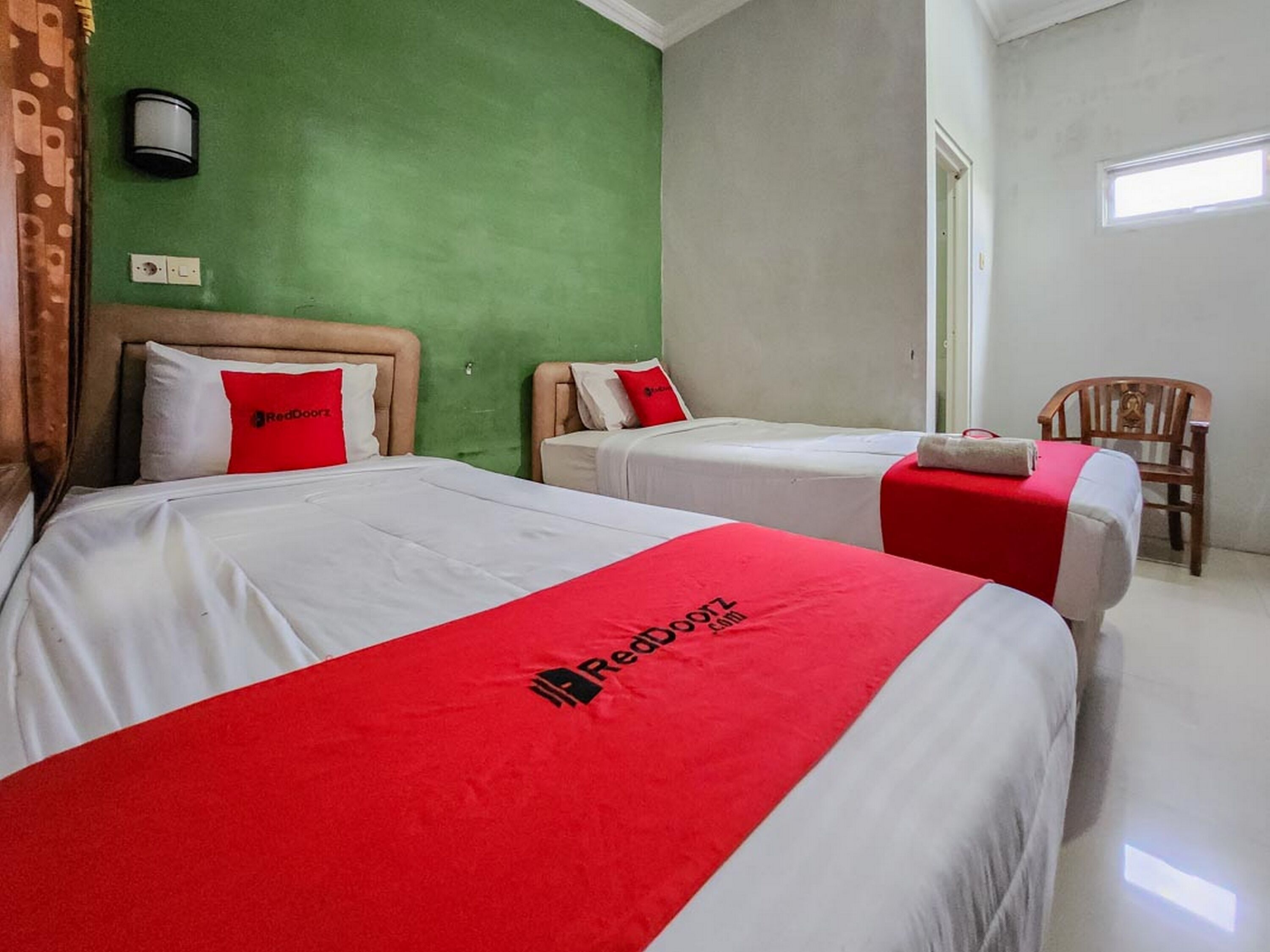 twin room | bathroom | shower, free toiletries, towels