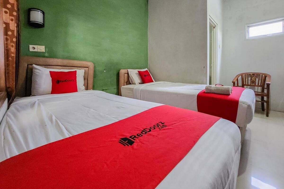 twin room | bathroom | shower, free toiletries, towels