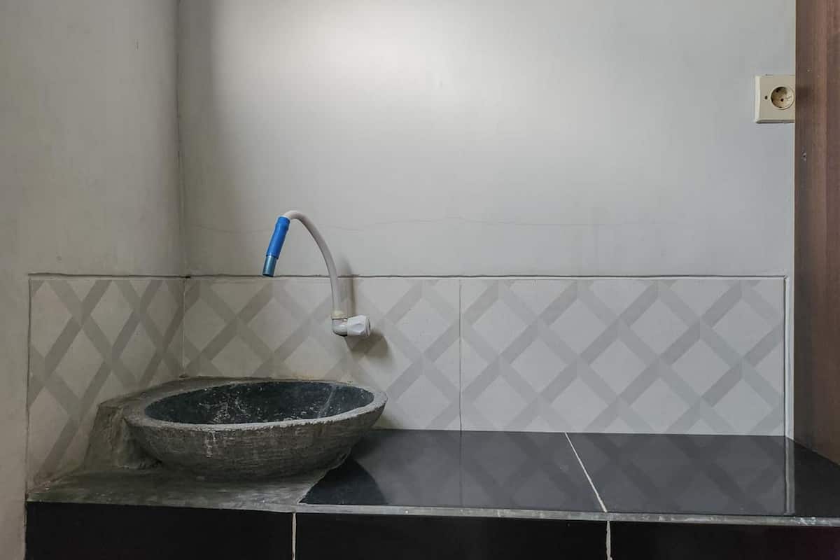 twin room | bathroom | shower, free toiletries, towels