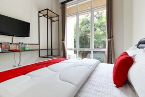 Desk, free WiFi - RedDoorz near Jogja City Mall 3 (Pogung Lor)