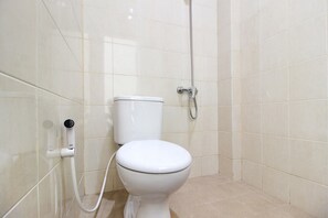 Shower, free toiletries, towels - RedDoorz near Jogja City Mall 3 (Pogung Lor)