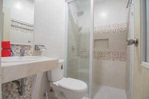 Shower, free toiletries, towels