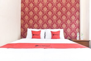 Desk, free WiFi - RedDoorz Syariah near Batu Night Spectacular (Batu)