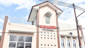 A building with a sign reading "Kagami Guest House Syariah". - RedDoorz Syariah near Batu Night Spectacular (Batu)