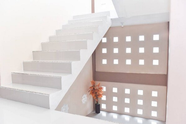 Staircase - RedDoorz Syariah near Batu Night Spectacular (Batu)