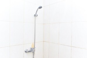 Shower, free toiletries, towels - RedDoorz Syariah near Jalan Somba Opu (Makassar)