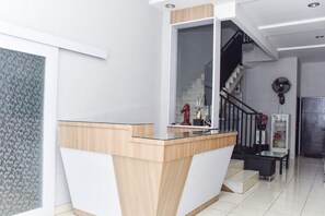 Reception - RedDoorz Syariah near Jalan Somba Opu (Makassar)