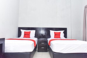 Desk, free WiFi - RedDoorz Syariah near Jalan Somba Opu (Makassar)