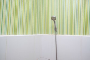 Een douche, gratis toiletartikelen, handdoeken