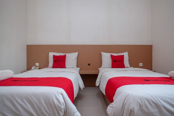 Desk, free WiFi, bed sheets - RedDoorz @ Pengayoman Panakkukang 2 (Makassar)