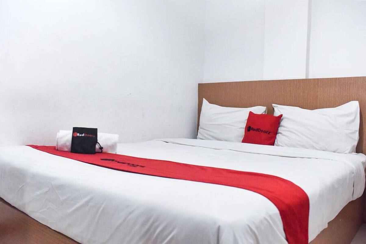 Desk, free WiFi, bed sheets