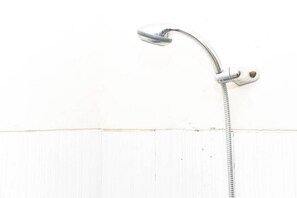 Shower, free toiletries, towels - RedDoorz near Universitas Muhammadiyah Makassar (Makassar)