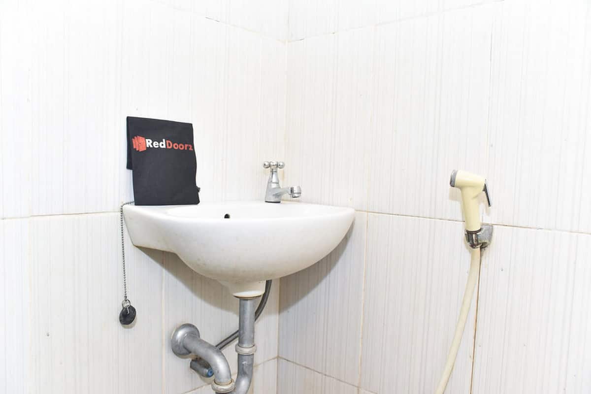 Shower, perlengkapan mandi gratis, dan handuk