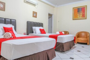 Family Room | Desk, free WiFi