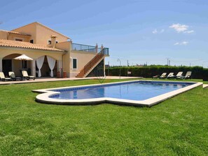 A house with a swimming pool, a staircase, and a lawn with lounge chairs. - Es Mussol, Finca in Sa Pobla (Sa Pobla)