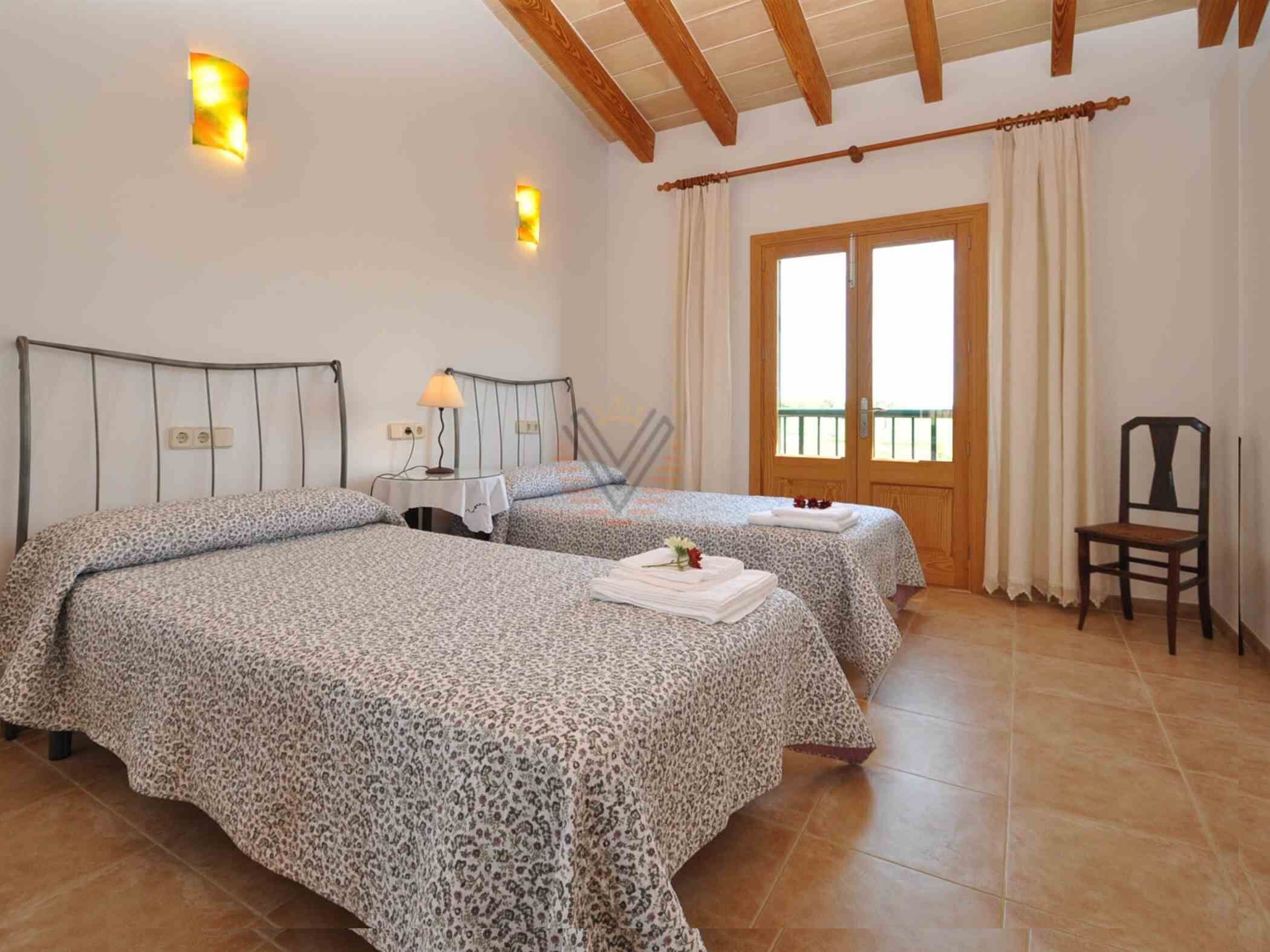 4 slaapkamers, een strijkplank/strijkijzer, internet, beddengoed