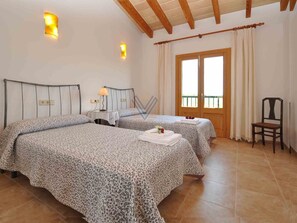 4 bedrooms, iron/ironing board, internet, bed sheets