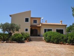 A two-story house with a tiled roof, a satellite dish, and a gravel driveway. - Es Mussol, Finca in Sa Pobla (Sa Pobla)