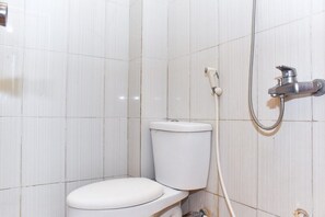 Chambre double | Salle de bain | Douche, articles de toilette (gratuits), serviettes fournies