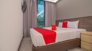 Een moderne hotelkamer met een groot bed, een houten hoofdbord, een nachtkastje en een raam met gordijnen.