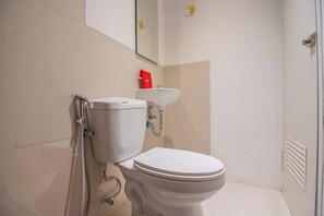 Shower, free toiletries, towels - RedDoorz near Taman Rejomulyo (Semarang)