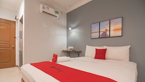 Double Room | Desk, free WiFi - Reddoorz Near Nagoya Citywalk Batam 2 (Batam)