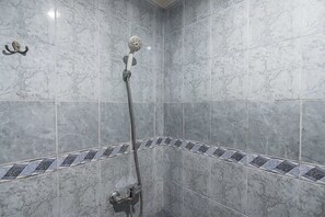 Double Room | Bathroom | Shower, free toiletries, towels - Reddoorz Near Nagoya Citywalk Batam 2 (Batam)