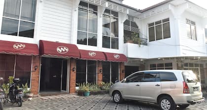 RedDoorz near Kampung Warna Warni