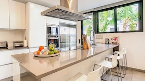 Frigorifero, microonde, forno, piano cottura