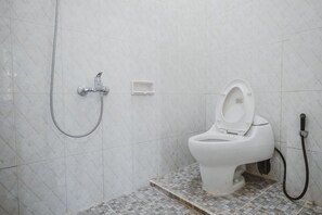 Doppelzimmer | Badezimmer | Dusche, kostenlose Toilettenartikel, Handtücher