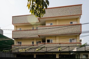 Exterior - RedDoorz near Plaza Atrium Senen (Jakarta)