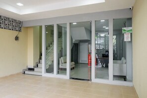 Property entrance - RedDoorz near Plaza Atrium Senen (Jakarta)