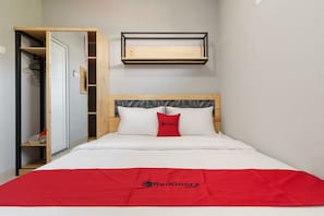 Double Room | Desk, free WiFi - RedDoorz near Plaza Atrium Senen (Jakarta)