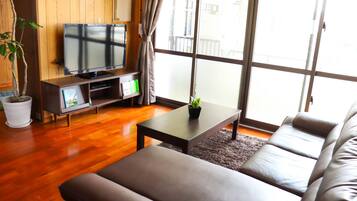 Deluxe Apartment | Individually decorated, individually furnished, desk, laptop workspace