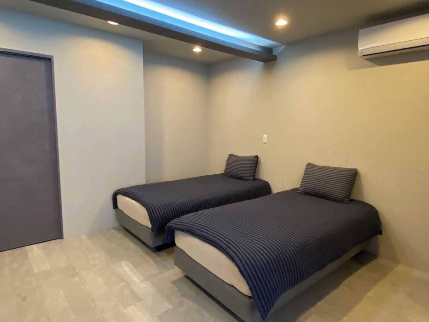 Tvåbäddsrum | Individuell inredning, unika möbler, skrivbord och arbetsyta för laptop