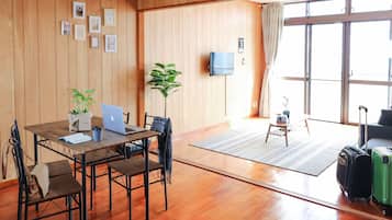 Standard Apartment (B) | Individually decorated, individually furnished, desk, laptop workspace