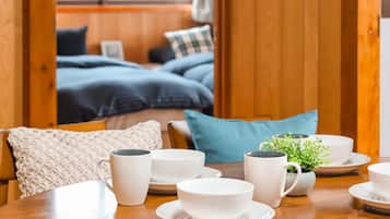 Apartamento, 2 quartos (C) | Opções para refeição no quarto