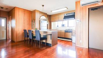 Apartamento luxo | Cozinha privada | Geladeira grande, micro-ondas, cooktop, cafeteira/chaleira