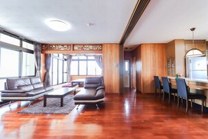 デラックス アパートメント | 客室ごとに異なる装飾、客室ごとに異なるインテリア、デスク、ノートパソコン用作業スペース