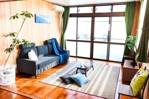 Decoración personalizada, muebles diferentes y escritorio 