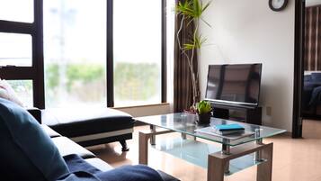 Apartamento, 2 quartos (A) | Sala de estar | Brinquedos
