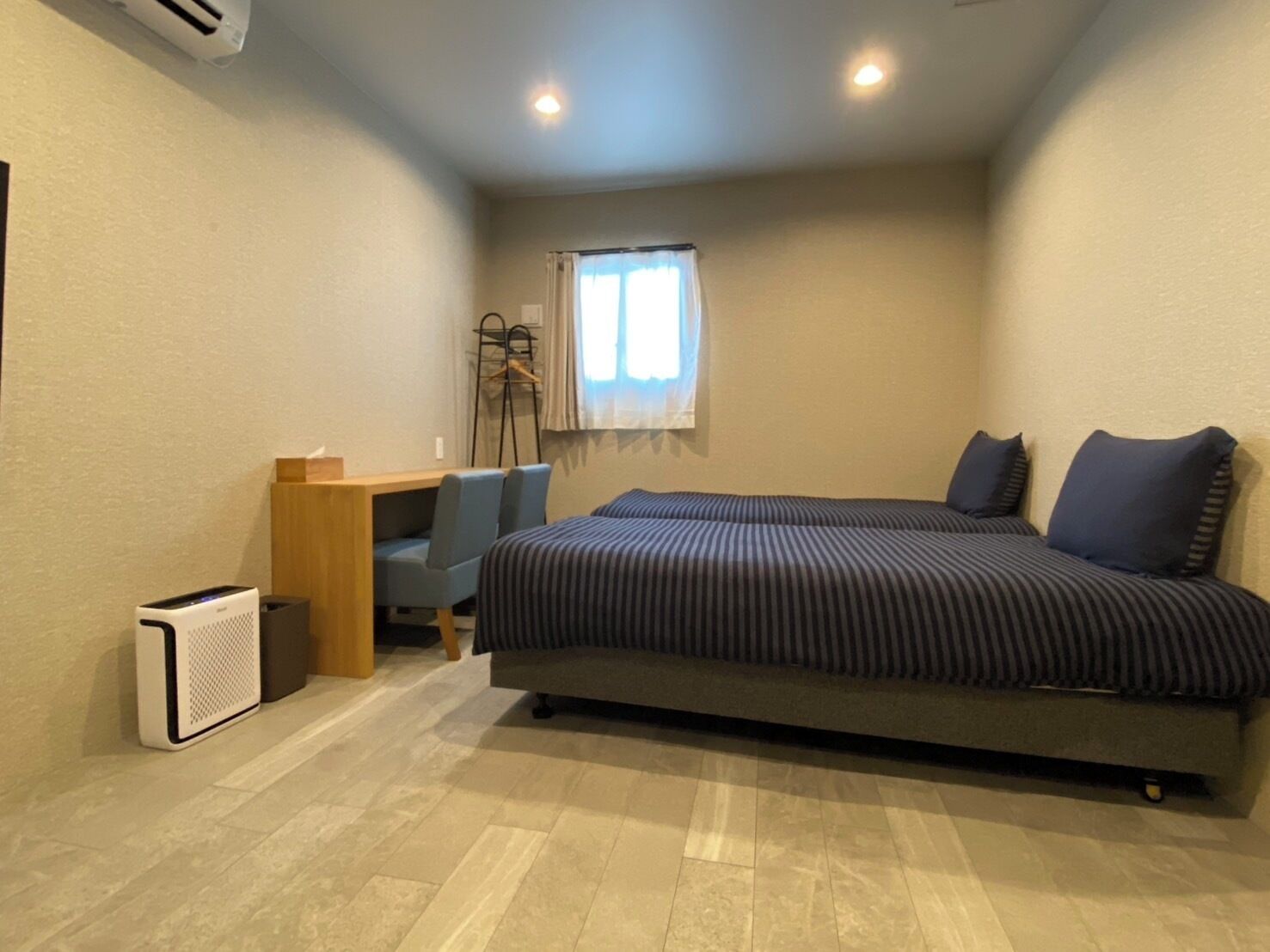 Basic tvåbäddsrum - icke-rökare - husdjur ej tillåtna | Individuell inredning, unika möbler, skrivbord och arbetsyta för laptop